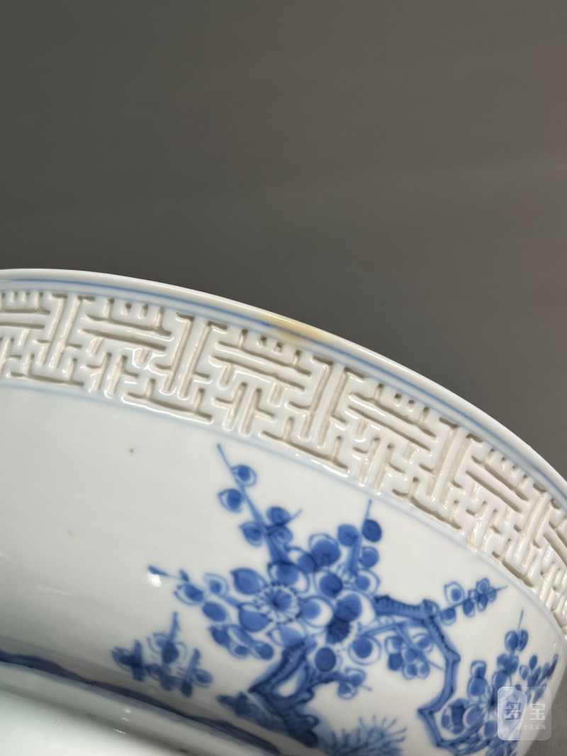 清康熙   青花浮雕回纹外折枝四季花卉内“麻姑献寿”图馒头心碗（一对） - 图14